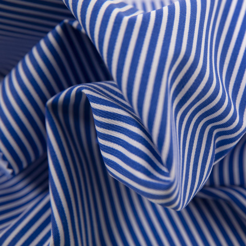     tecido_sarja_riscas_brancas_poliester_algodao_para_fardas_fardamento_alta_qualidade_e_conforto_azul_pastel_Texland
